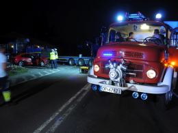 Wrzoski: auto osobowe uderzyło w naczepę TIR-a, droga we Wrzoskach zablokowana
