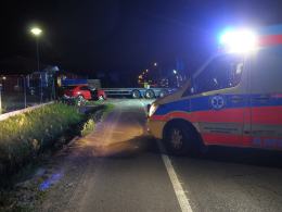Wrzoski: auto osobowe uderzyło w naczepę TIR-a, droga we Wrzoskach zablokowana