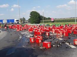 Setki butelek piwa wysypały się z TIR-a. Zablokowane skrzyżowanie drogi w Prudniku