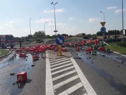 Setki butelek piwa wysypały się z TIR-a. Zablokowane skrzyżowanie drogi w Prudniku