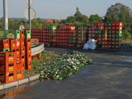 Setki butelek piwa wysypały się z TIR-a. Zablokowane skrzyżowanie drogi w Prudniku