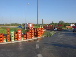 Setki butelek piwa wysypały się z TIR-a. Zablokowane skrzyżowanie drogi w Prudniku