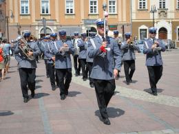Policjanci przemaszerowali na rynek z okazji swojego święta
