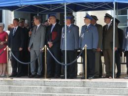 Policjanci przemaszerowali na rynek z okazji swojego święta