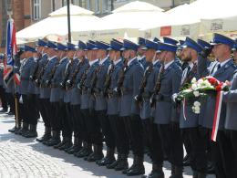 Policjanci przemaszerowali na rynek z okazji swojego święta