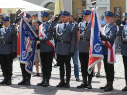 Policjanci przemaszerowali na rynek z okazji swojego święta