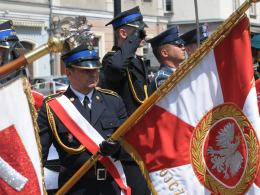 Policjanci przemaszerowali na rynek z okazji swojego święta
