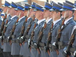 Policjanci przemaszerowali na rynek z okazji swojego święta