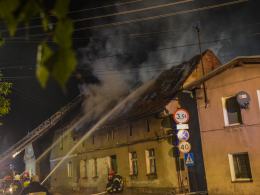 11 zastępów straży walczyło z pożarem domu jednorodzinnego w Lewinie Brzeskim