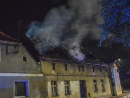 11 zastępów straży walczyło z pożarem domu jednorodzinnego w Lewinie Brzeskim