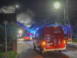 11 zastępów straży walczyło z pożarem domu jednorodzinnego w Lewinie Brzeskim