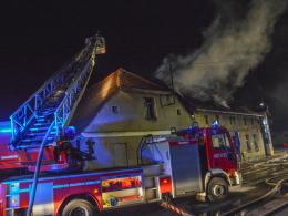 11 zastępów straży walczyło z pożarem domu jednorodzinnego w Lewinie Brzeskim
