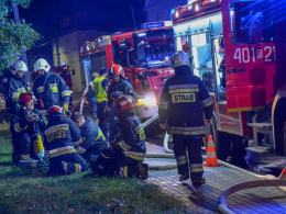 11 zastępów straży walczyło z pożarem domu jednorodzinnego w Lewinie Brzeskim