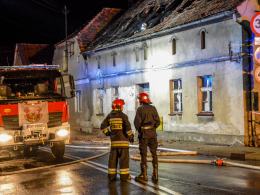 11 zastępów straży walczyło z pożarem domu jednorodzinnego w Lewinie Brzeskim