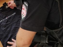 Setki sztuk podrabianej odzieży miały trafić do mieszkanki Opola