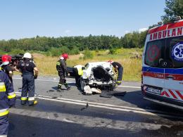 Wypadek na krajowej 11. BMW staranowane przez dwie ciężarówki. Dwie osoby ranne