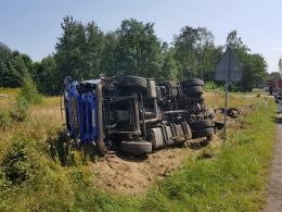 Wypadek na krajowej 11. BMW staranowane przez dwie ciężarówki. Dwie osoby ranne