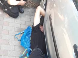 Mały kot utknął w komorze silnika. Szybka reakcja policjantów uratowała mu życie