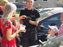 Mały kot utknął w komorze silnika. Szybka reakcja policjantów uratowała mu życie