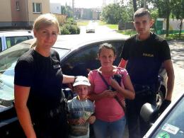 Mały kot utknął w komorze silnika. Szybka reakcja policjantów uratowała mu życie