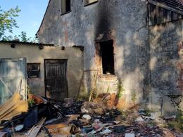 Pożar domu jednorodzinnego w Sadach. Nie żyje mężczyzna