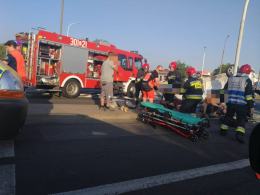 Zderzenie osobówki z busem na skrzyżowaniu Pużaka z Sosnkowskiego. Są ranni