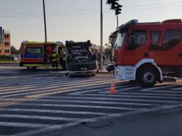 Zderzenie osobówki z busem na skrzyżowaniu Pużaka z Sosnkowskiego. Są ranni