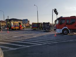 Zderzenie osobówki z busem na skrzyżowaniu Pużaka z Sosnkowskiego. Są ranni
