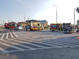 Zderzenie osobówki z busem na skrzyżowaniu Pużaka z Sosnkowskiego. Są ranni