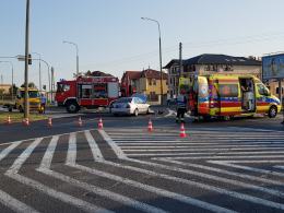Zderzenie osobówki z busem na skrzyżowaniu Pużaka z Sosnkowskiego. Są ranni