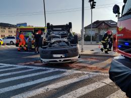 Zderzenie osobówki z busem na skrzyżowaniu Pużaka z Sosnkowskiego. Są ranni