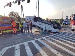 Zderzenie osobówki z busem na skrzyżowaniu Pużaka z Sosnkowskiego. Są ranni
