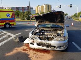 Zderzenie osobówki z busem na skrzyżowaniu Pużaka z Sosnkowskiego. Są ranni