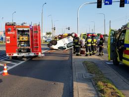 Zderzenie osobówki z busem na skrzyżowaniu Pużaka z Sosnkowskiego. Są ranni