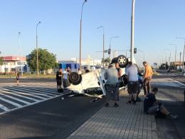 Zderzenie osobówki z busem na skrzyżowaniu Pużaka z Sosnkowskiego. Są ranni