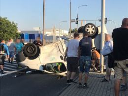 Zderzenie osobówki z busem na skrzyżowaniu Pużaka z Sosnkowskiego. Są ranni