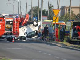 Zderzenie osobówki z busem na skrzyżowaniu Pużaka z Sosnkowskiego. Są ranni