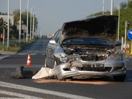 Zderzenie osobówki z busem na skrzyżowaniu Pużaka z Sosnkowskiego. Są ranni