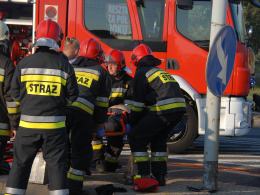 Zderzenie osobówki z busem na skrzyżowaniu Pużaka z Sosnkowskiego. Są ranni