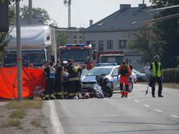 Motocyklista uderzył w ciężarówkę na Wrocławskiej.