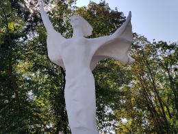 Namysłów: napis "Konstytucja" zawisnął na pomniku NIKE