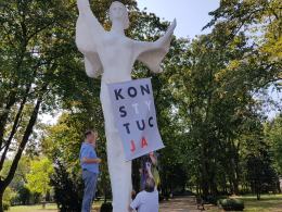 Namysłów: napis "Konstytucja" zawisnął na pomniku NIKE