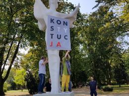 Namysłów: napis "Konstytucja" zawisnął na pomniku NIKE