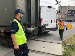 Kolizja na ulicy Luboszyckiej. Pociąg towarowy uderzył w busa dostawczego