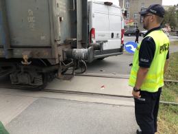 Kolizja na ulicy Luboszyckiej. Pociąg towarowy uderzył w busa dostawczego