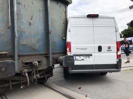 Kolizja na ulicy Luboszyckiej. Pociąg towarowy uderzył w busa dostawczego