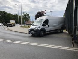 Kolizja na ulicy Luboszyckiej. Pociąg towarowy uderzył w busa dostawczego