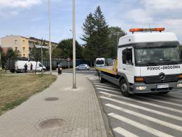 Kolizja na ulicy Luboszyckiej. Pociąg towarowy uderzył w busa dostawczego