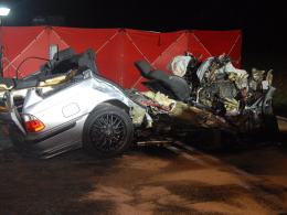 Tragiczne zderzenie BMW z ciężarówką. Nie żyją dwie osoby