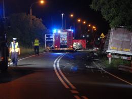 Tragiczne zderzenie BMW z ciężarówką. Nie żyją dwie osoby